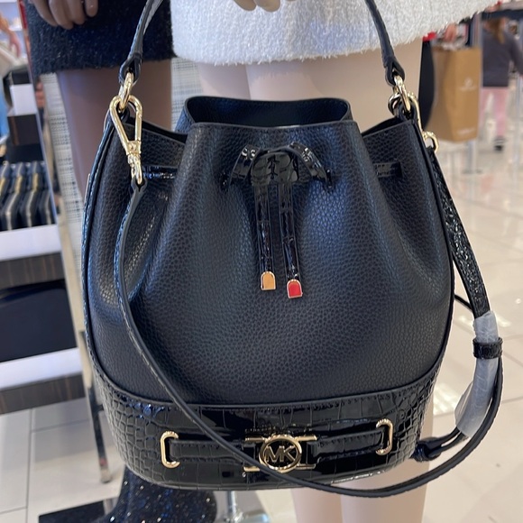 MICHAEL KORS 
Reed Medium Pebbled Leather Belted Bucket Messenger Satchel Crossb - Picture 4 of 16